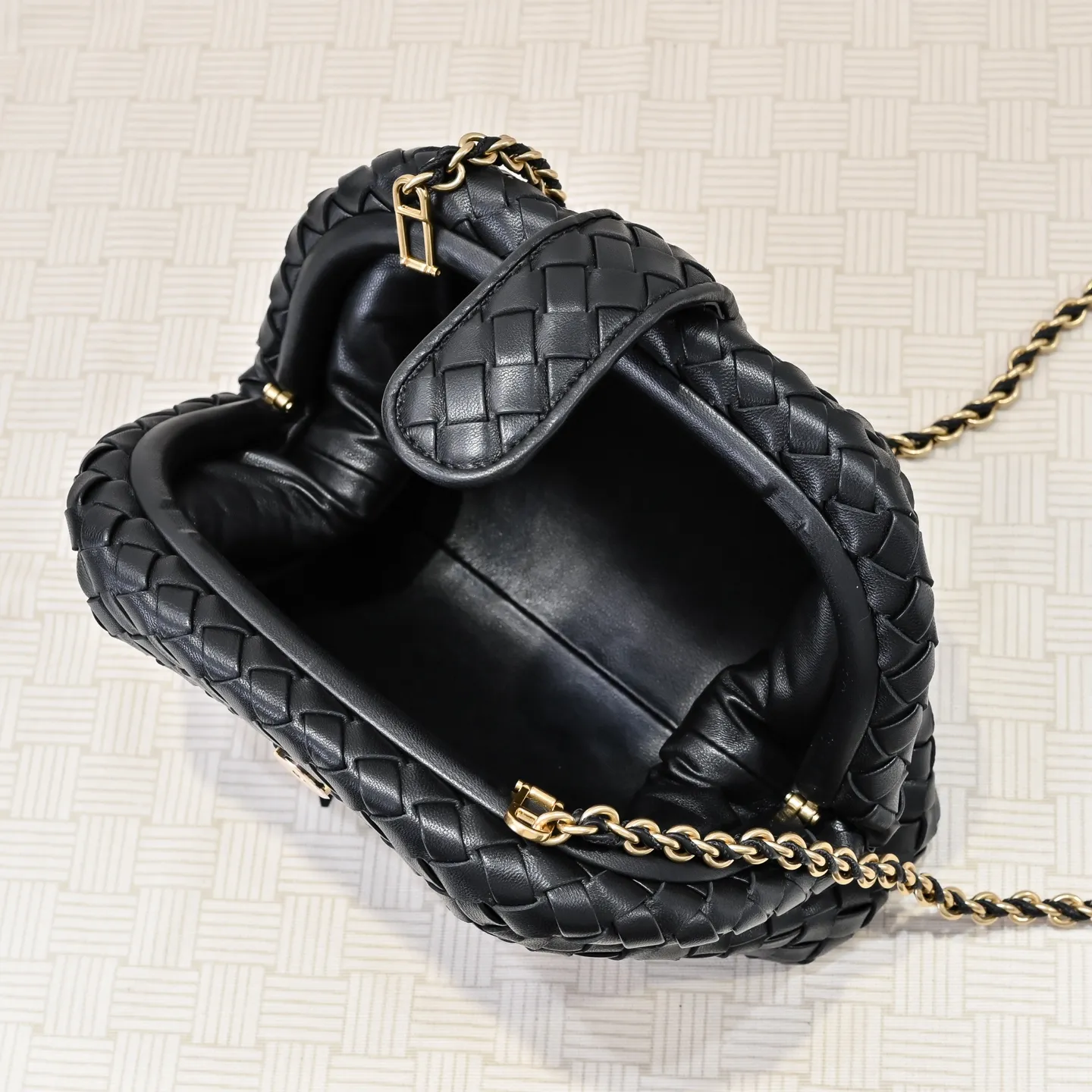Batch 1880 BOTTEGA VENETA LAUREN 1980 small clutch bag is new! The small size that many people are squatting on is finally here. The self-adjustable zipper is a highlight of this bag. After being removed, it can be used as a handbag for important occasions. One bag unlocks two carrying methods at the same time. It is practical and has a unique sense of structure and beautiful lines. It is more elegant than a small cloud. It is a tribute to the classics and the pursuit of modernity. Style number: 4038 Size: 27*15*8cm
